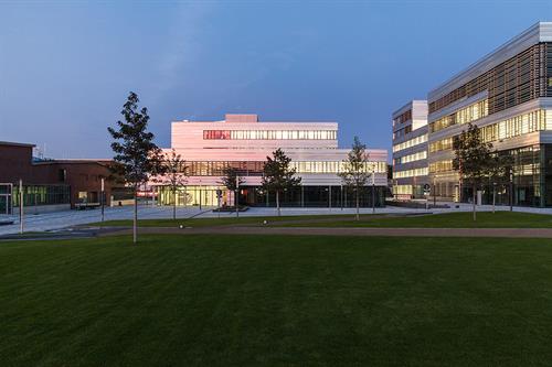Dieses Bild zeigt das Verwaltungsgebäude der Hochschule Düsseldorf mit einer Fassade aus Stahlblech und Glas. Im Erdgeschoss befindet sich die Mensa für Studierende und Beschäftigte.